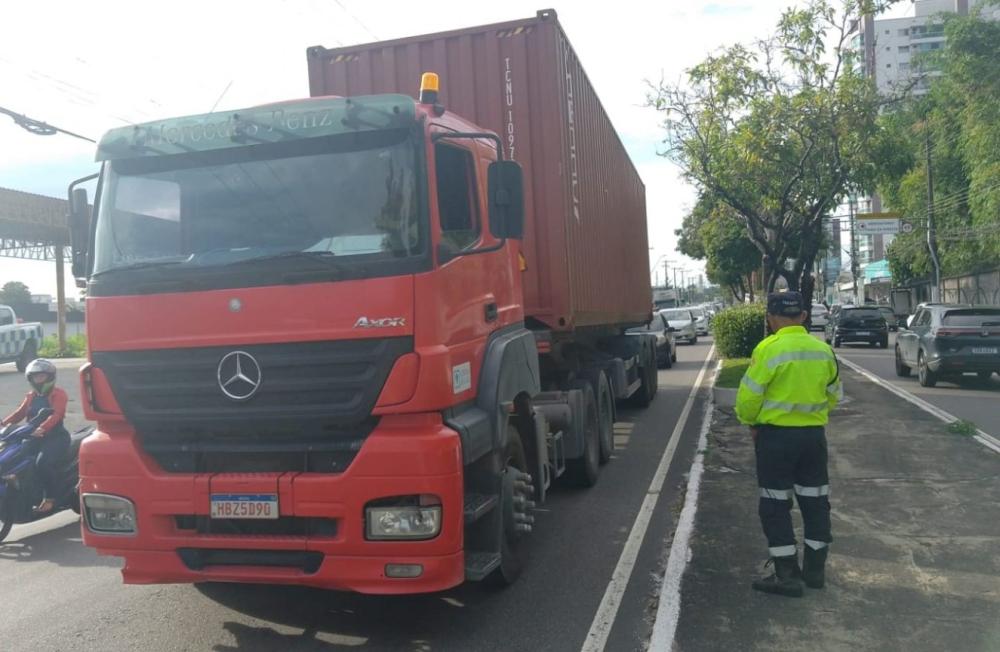 Prefeitura monitora avenida Ephigênio Salles e autua caminhões por uso irregular da faixa da esquerda