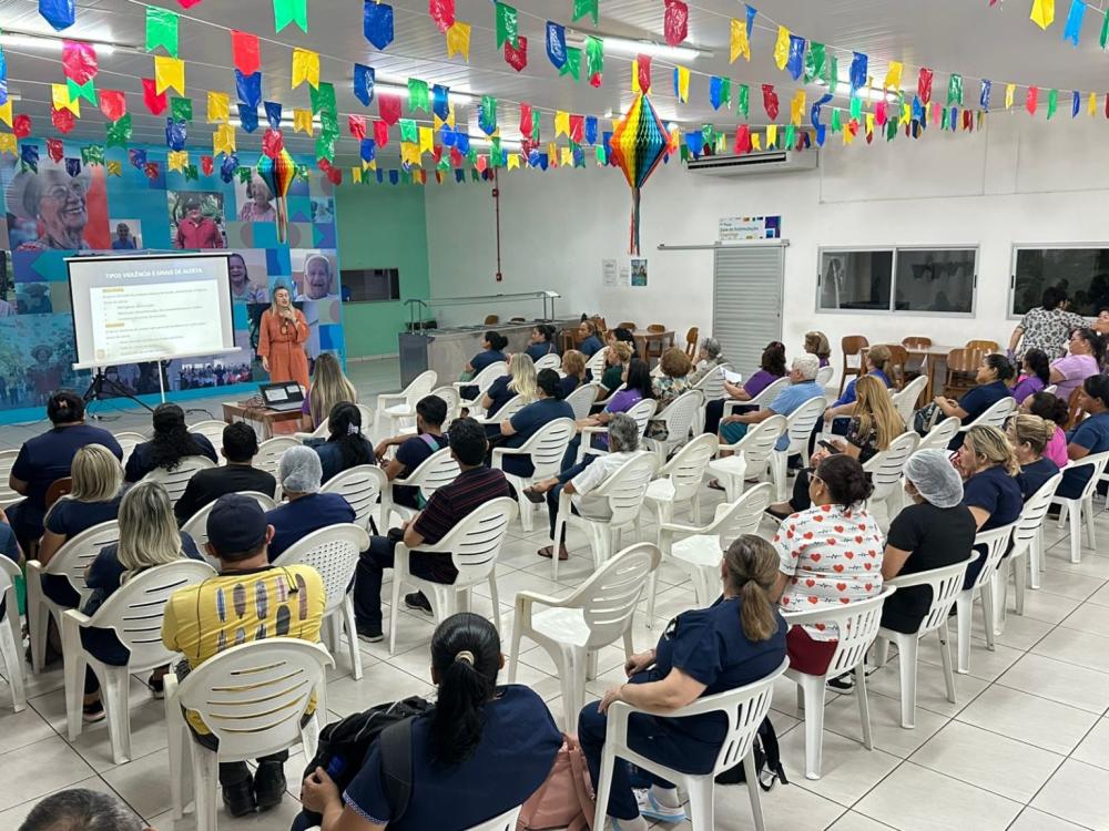 Prefeitura de Manaus realiza palestra sobre proteção integral à pessoa idosa