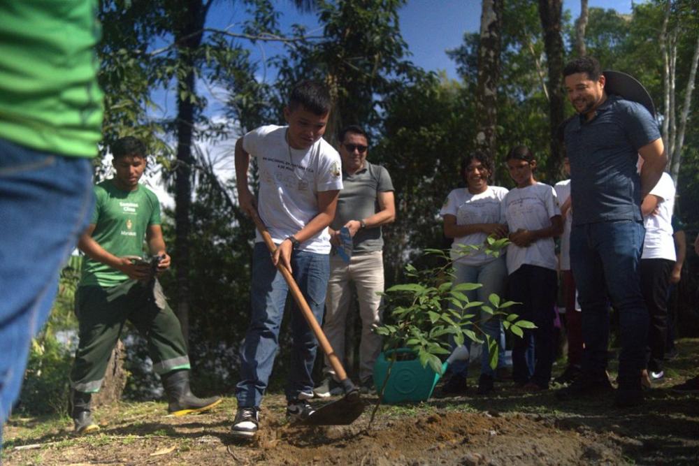Prefeitura de Manaus realiza ação ambiental na Reserva de Desenvolvimento Sustentável do Tupé