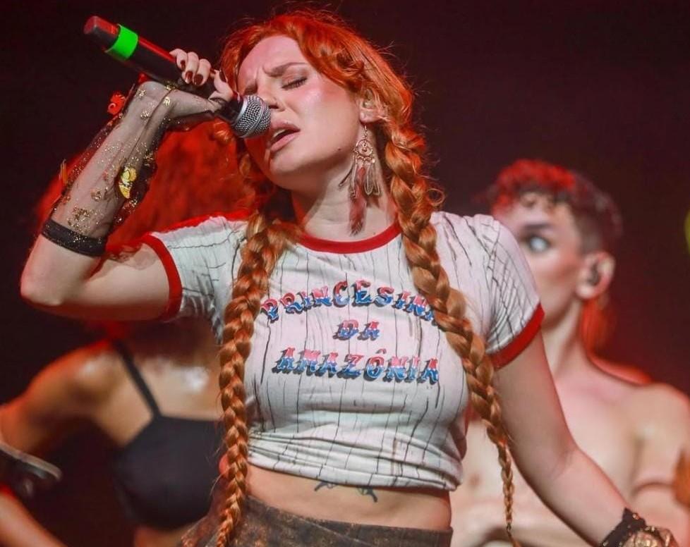 Cella agitou público na Festa dos Visitantes, com show dançante e homenagem às músicas do Norte