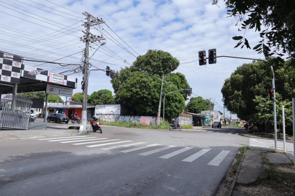 Prefeitura ajusta semáforos com tempo de direita livre e melhora fluidez no trânsito no bairro Oswaldo Frota