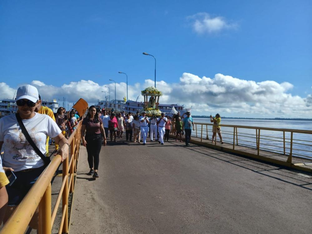 Imagem peregrina de Nossa Senhora do Carmo chega a Parintins em balsa ferry boat