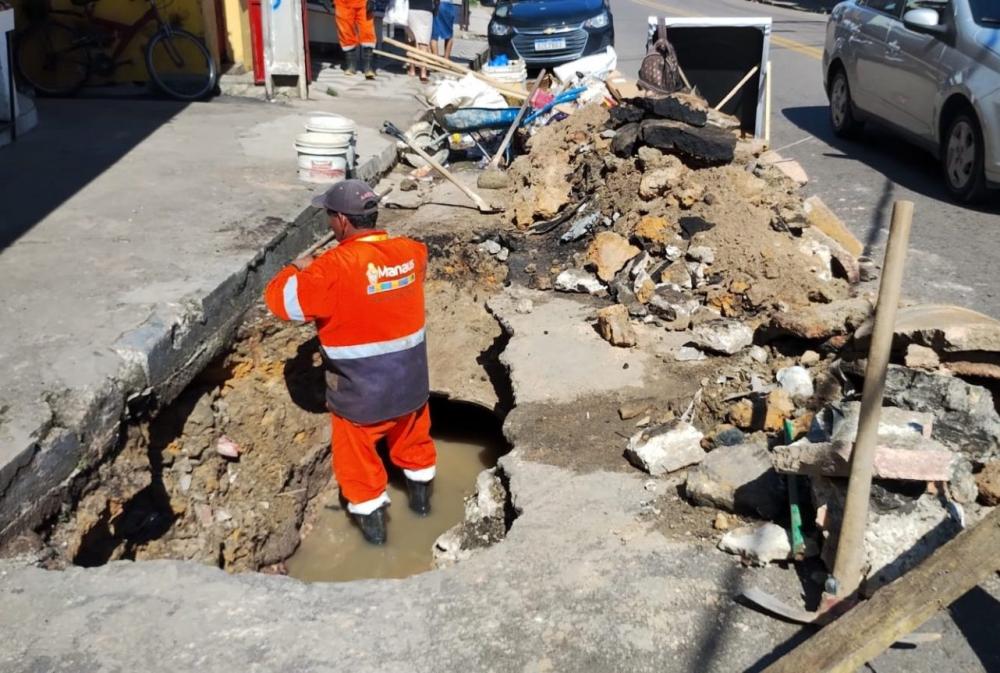 Prefeitura de Manaus executa obra emergencial e evita comprometimento em rede de drenagem no bairro Compensa
