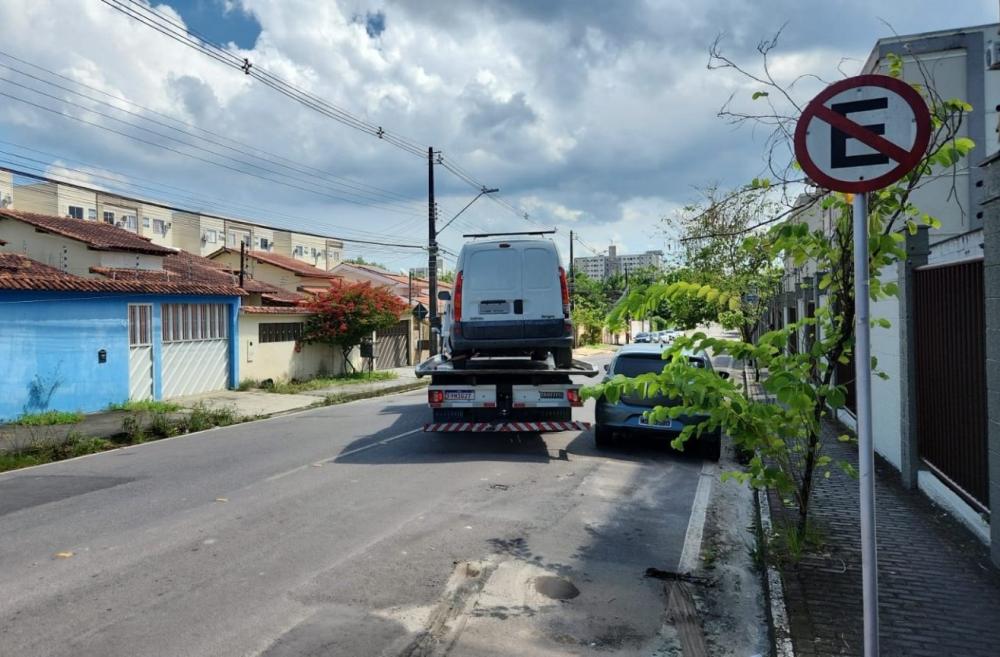 Prefeitura de Manaus intensifica ações de remoção de veículos em áreas proibidas para garantir fluidez e evitar sinistros no trânsito