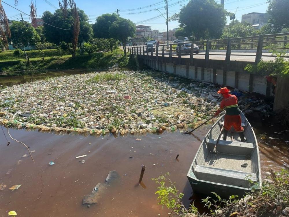 Prefeitura intensifica limpeza da orla de Manaus e prepara transbordo de balsas com lixo retirado dos igarapés