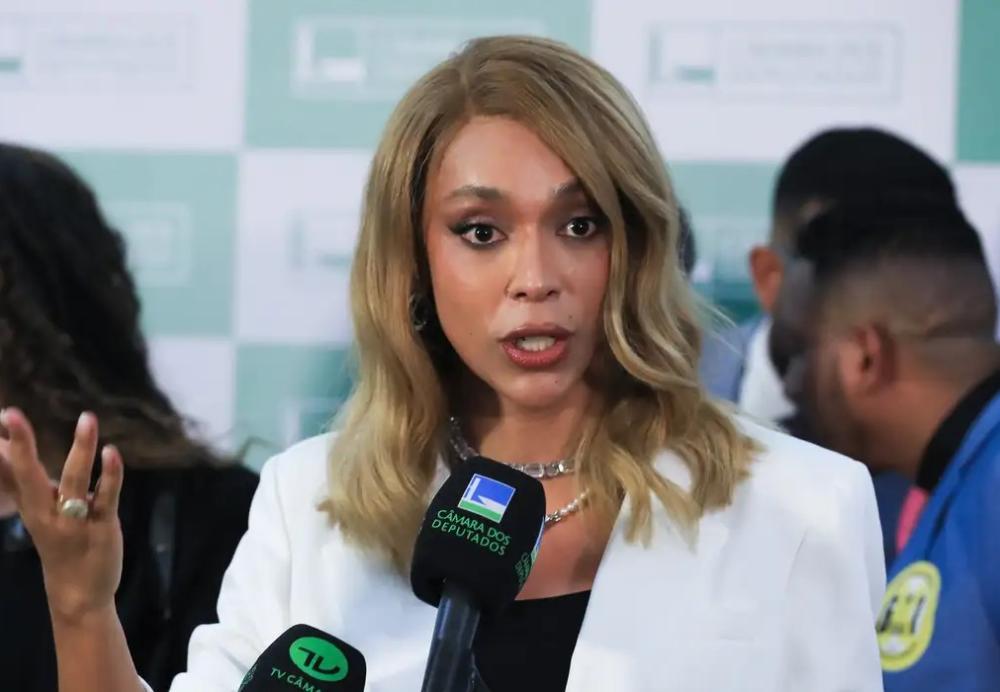 Erika Hilton pede ao STF bloqueio das contas de Eduardo Bolsonaro Erika Hilton pede ao STF bloqueio das contas de Eduardo Bolsonaro