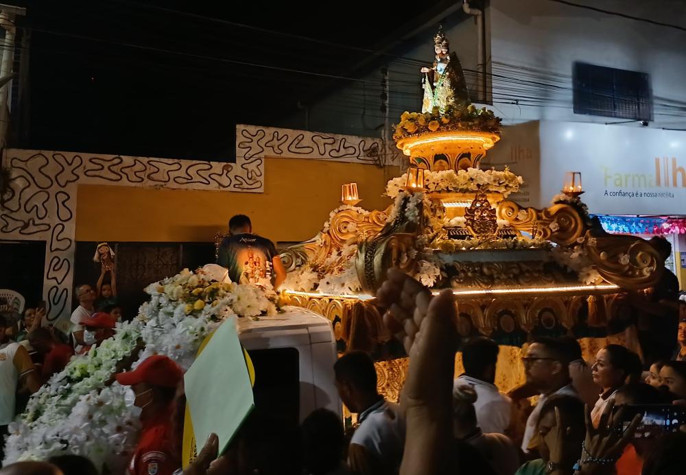 Devotos expressam fé, amor e devoção a Nossa Senhora do Carmo, padroeira da Diocese de Parintins