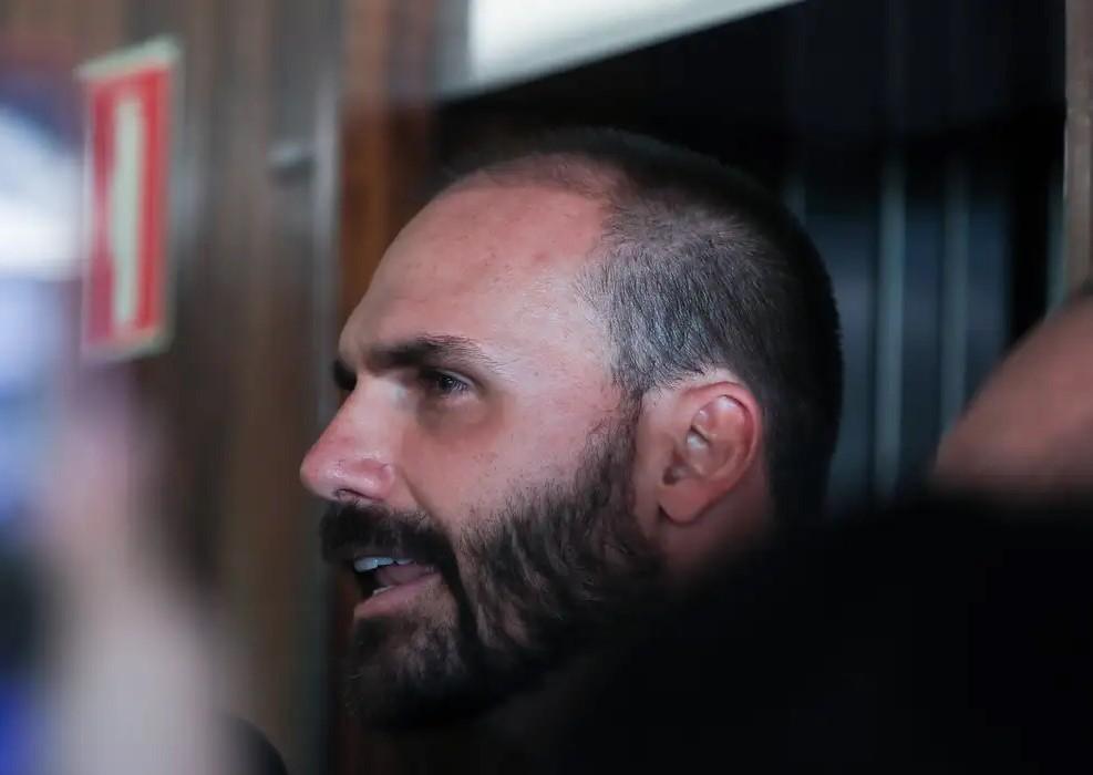 Moraes determina bloqueio de bens e contas de Eduardo Bolsonaro