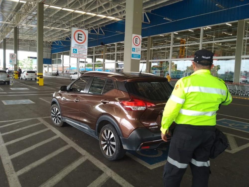 Prefeitura notifica mais de 1,8 mil veículos por uso irregular de vagas destinadas a idosos e pessoas com deficiência