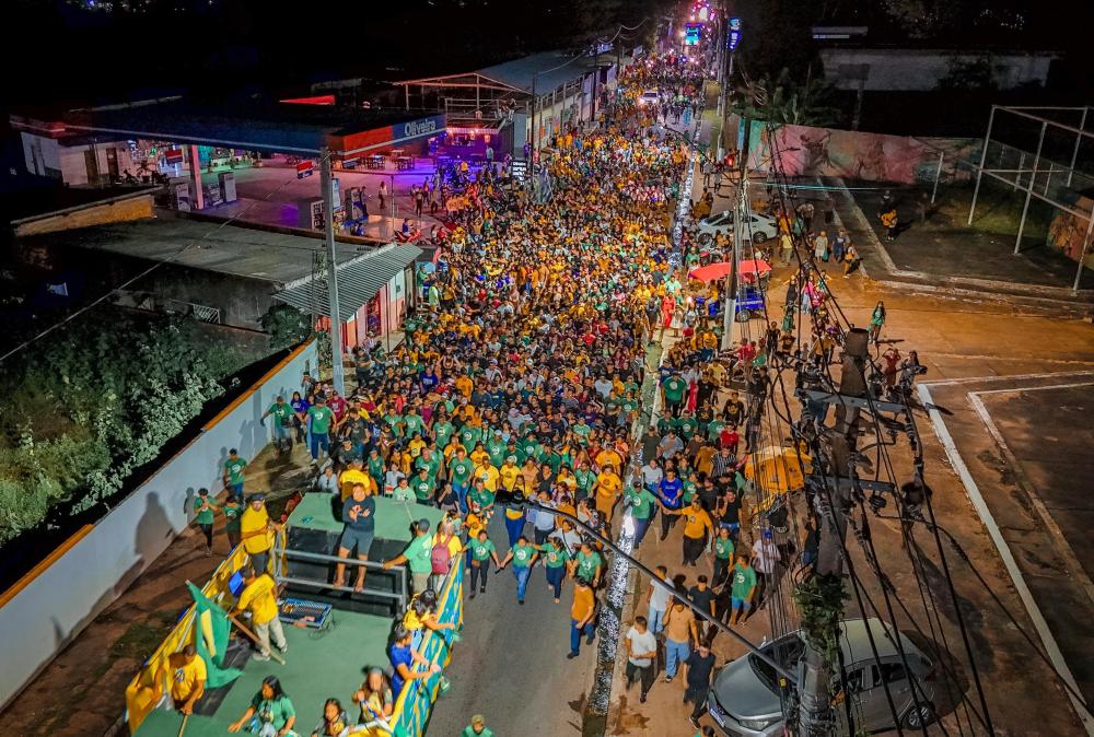 Marcha para Jesus reúne cristãos em caminhada e oração pelas ruas de Parintins