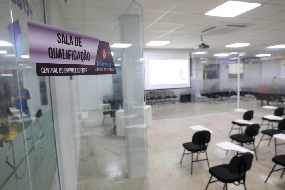 Prefeitura de Manaus oferece oficina gratuita ‘Segredos do Alisamento’