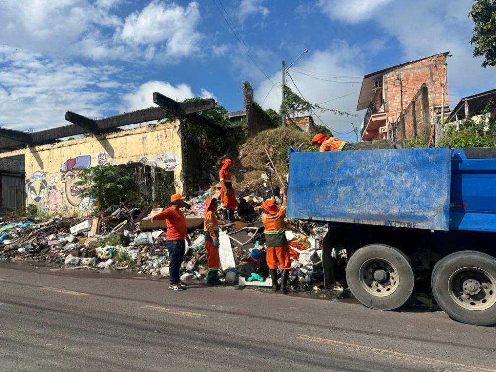 Força-tarefa da prefeitura elimina mais de 1,2 mil lixeiras irregulares em Manaus no primeiro mês de atuação