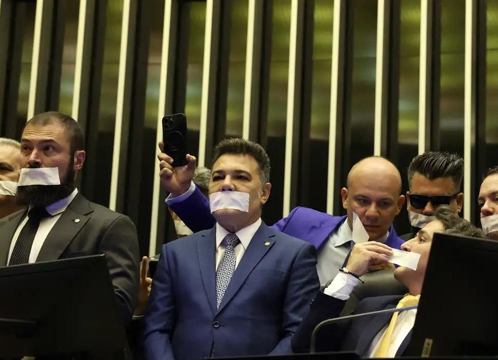 Oposição pernoita nos plenários do Congresso para impedir trabalhos