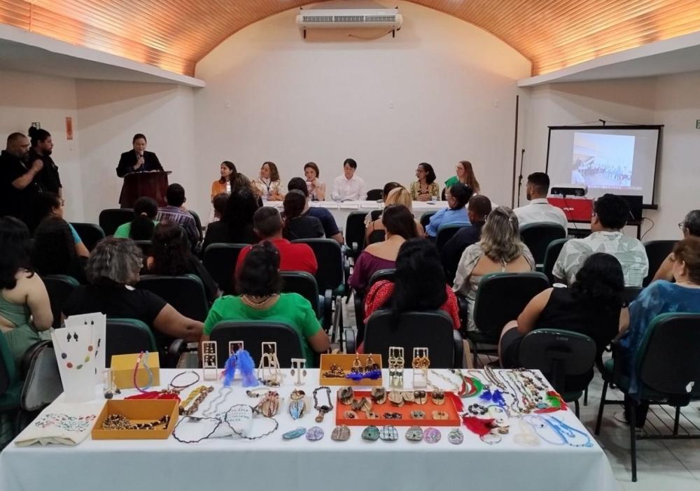 Pacientes da rede de atenção psicossocial de Manaus recebem formação em artesanato indígena