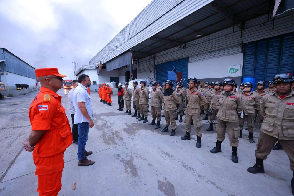 Governador Wilson Lima acompanha trabalho do Corpo de Bombeiros no combate a incêndio em fábricas de Manaus