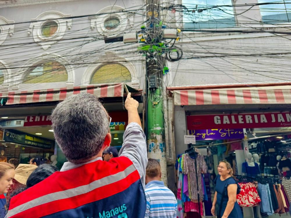Fios abandonados em postes são alvos de fiscalização durante ‘Mutirão no Bairro’ no Centro
