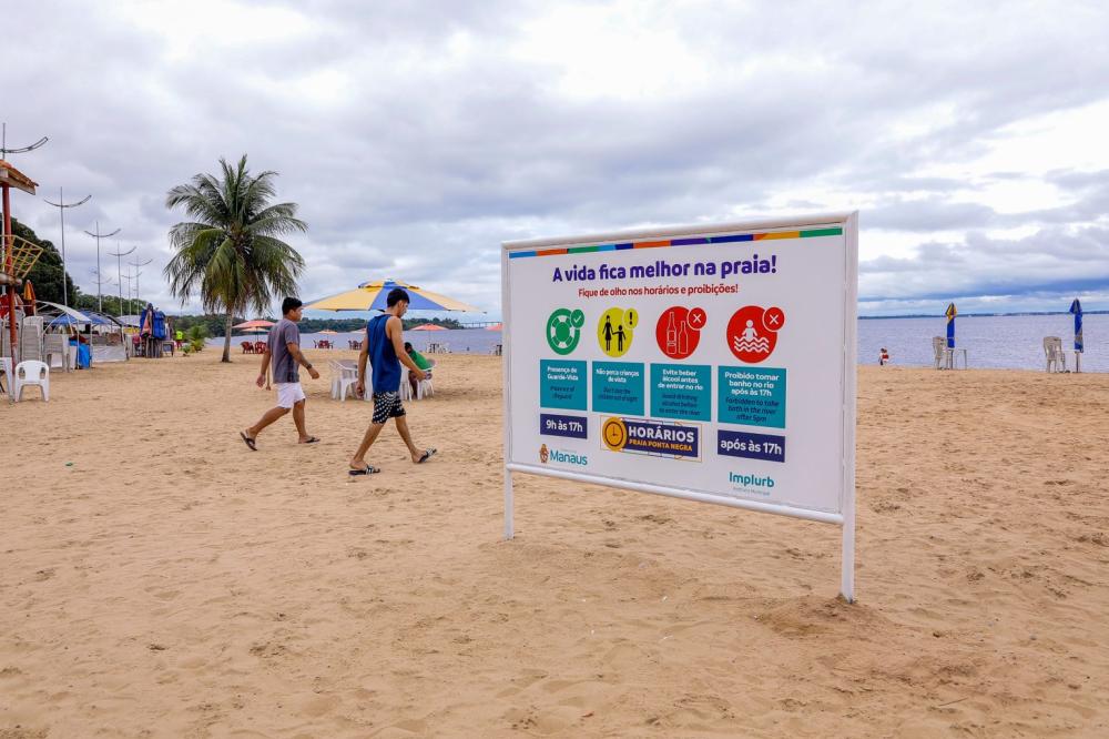 Prefeitura orienta população sobre horários de banho na praia da Ponta Negra com a chegada do verão amazônico