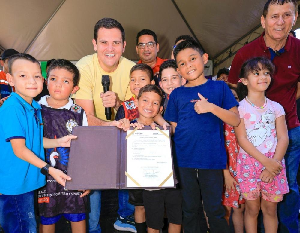Vice-prefeito Renato Junior assina ordem de serviço para início da reforma da praça e do campo Jardim Petrópolis