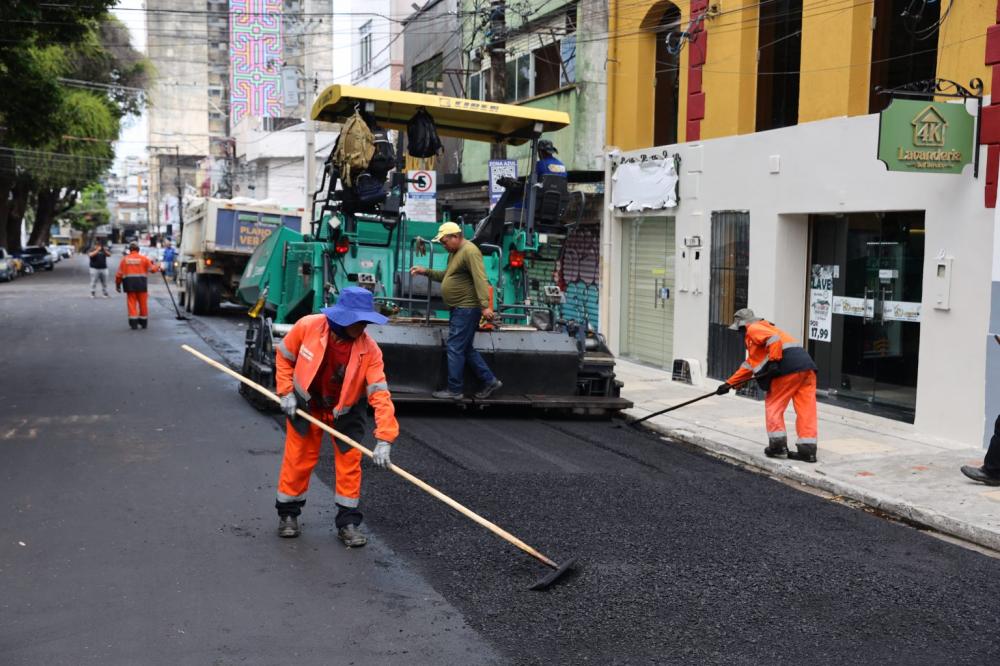 Mutirão da Prefeitura de Manaus avança no Centro com ações de recuperação viária