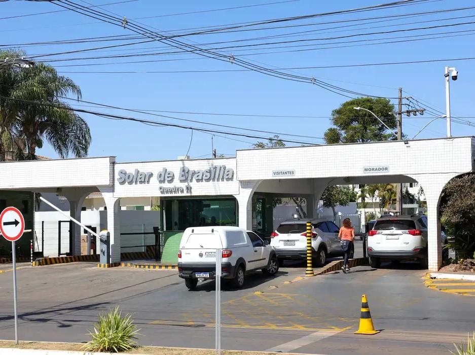 Bolsonaro deixa prisão domiciliar e vai a hospital para exames médicos