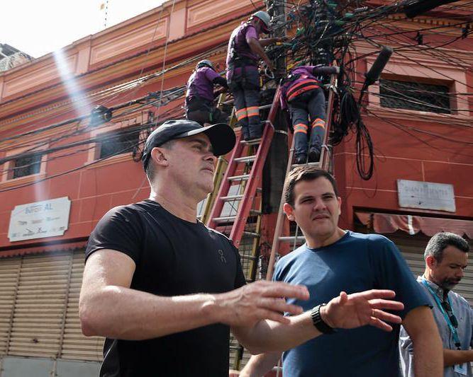 Prefeito David Almeida acompanha mais uma ação inédita do ‘Mutirão no Centro’ e fiscaliza retirada de ‘cabos mortos’ para combater a poluição visual