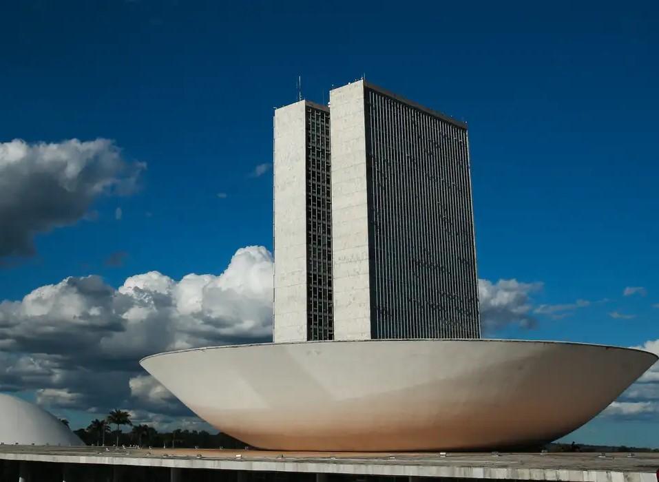Câmara pauta projeto que regula redes sociais para crianças