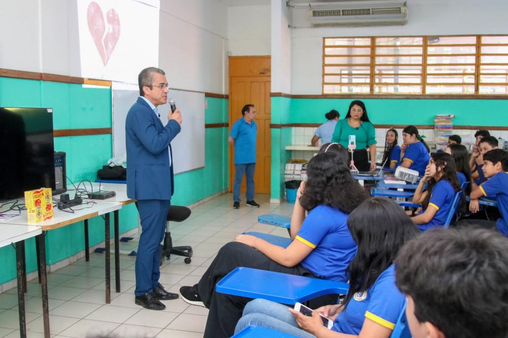 Estudantes da Prefeitura de Manaus participam de palestra da comissão 'OAB Vai à Escola' sobre bullying e cyberbullying