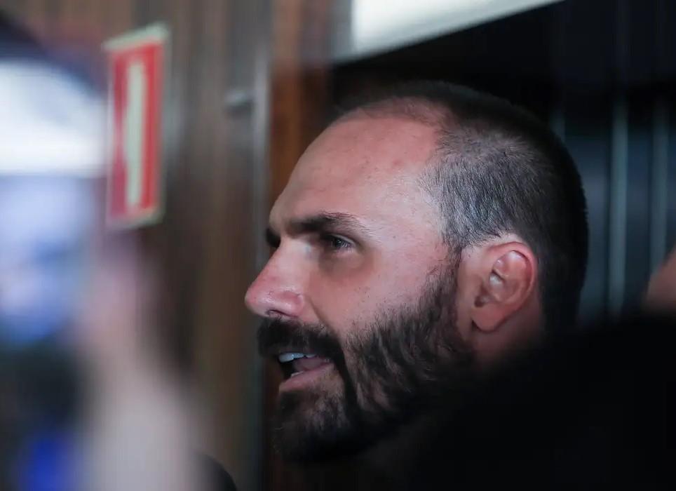 PF indicia Bolsonaro e Eduardo em inquérito sobre sanções dos EUA