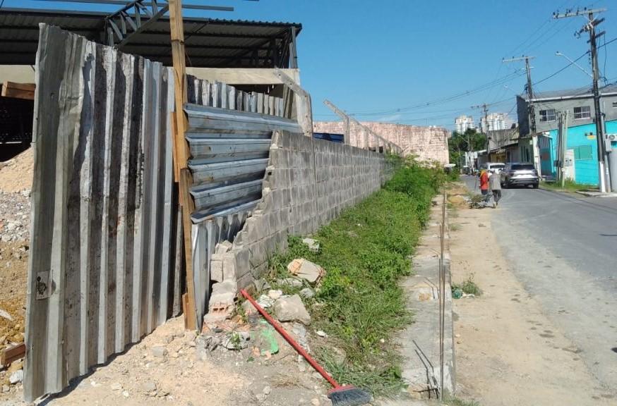 Prefeitura embarga construção com vergalhões em calçada no Parque 10