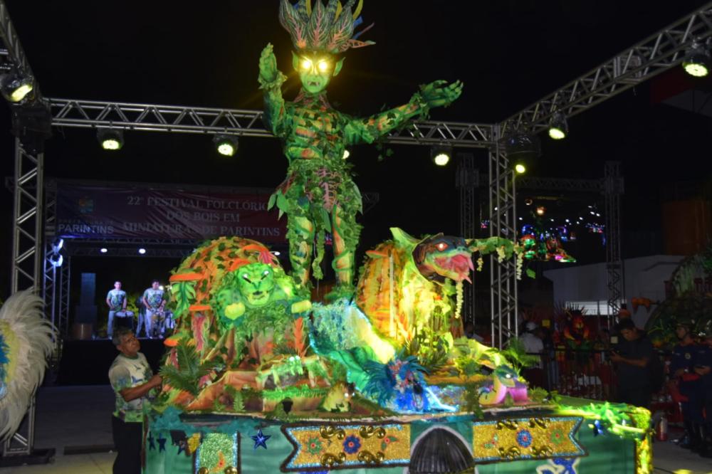 Show de cores na noite de disputa dos bois em miniatura Caprichoso e Garantido nesta sexta-feira