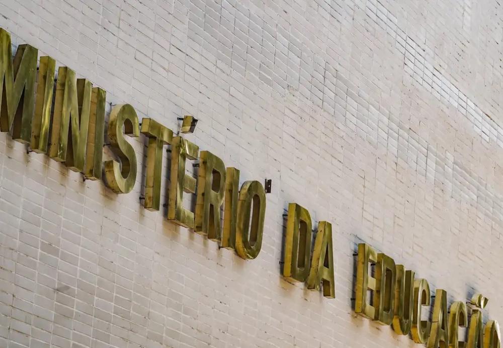 MEC lança curso de 180 horas para professores do ensino médio público