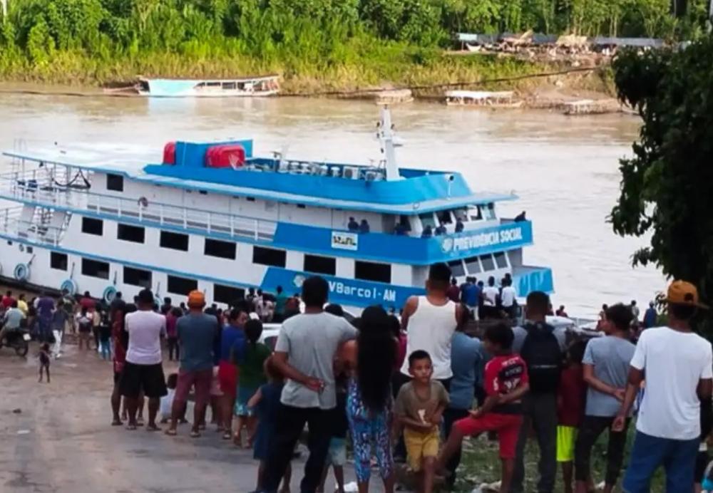 INSS usa barcos para orientar aposentados da Amazônia sobre descontos
