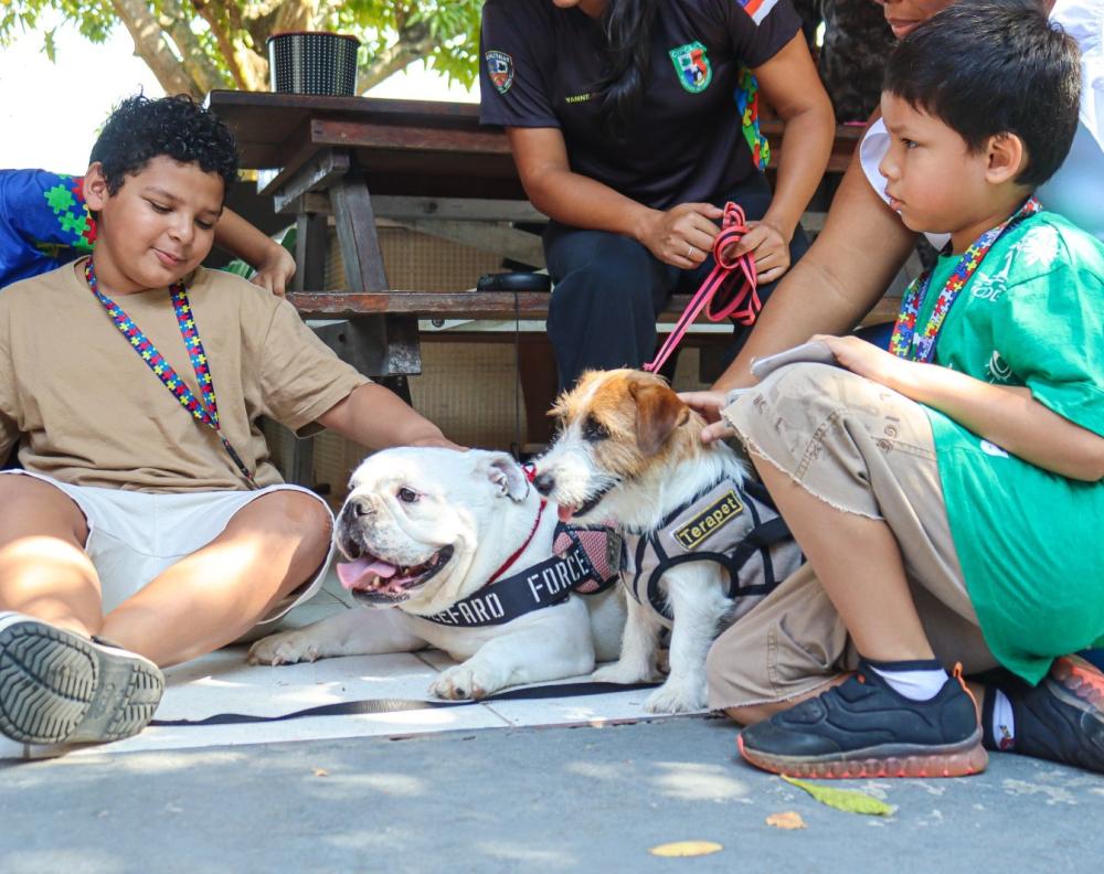 SEPcD leva crianças para manhã lúdica com cães da Polícia Militar