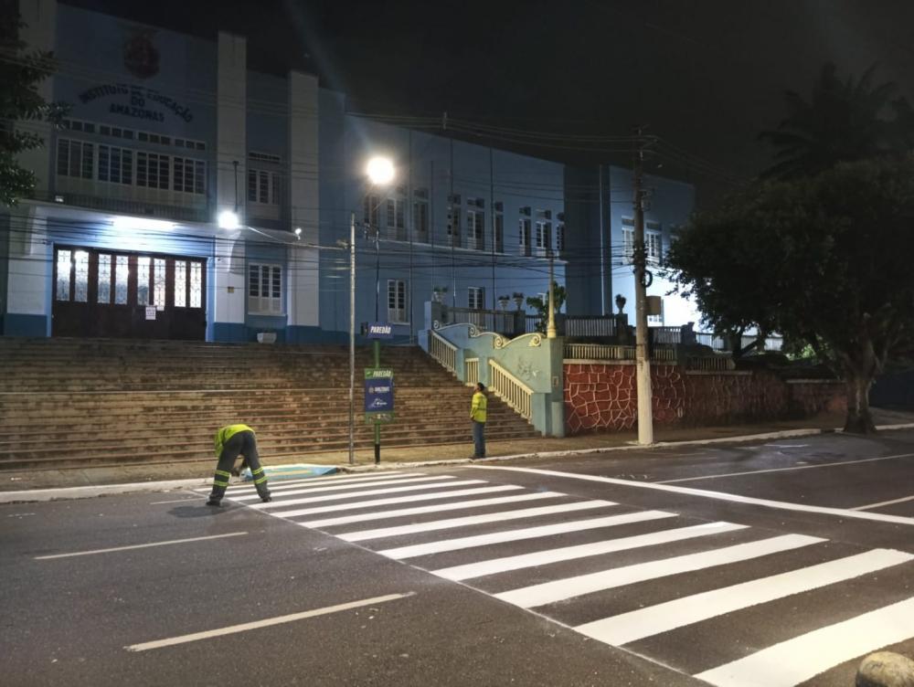 Prefeitura instala defensas metálicas e reforça sinalização viária em Manaus