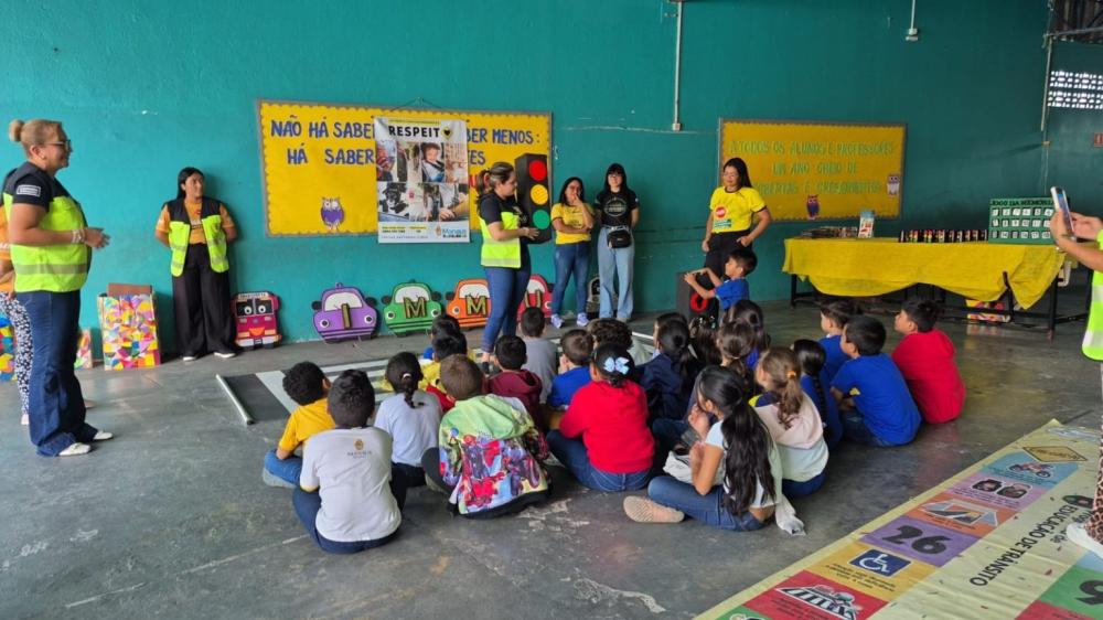 Prefeitura de Manaus leva educação de trânsito e meio ambiente à escola Madalena dos Santos Costa