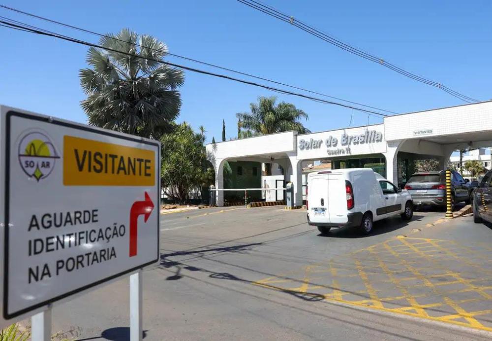 Moraes manda vistoriar carros e área externa da casa de Bolsonaro