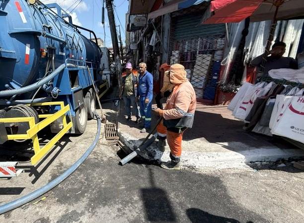 Prefeitura de Manaus intensifica revitalização do Centro com ações de limpeza e desobstrução de redes de drenagem
