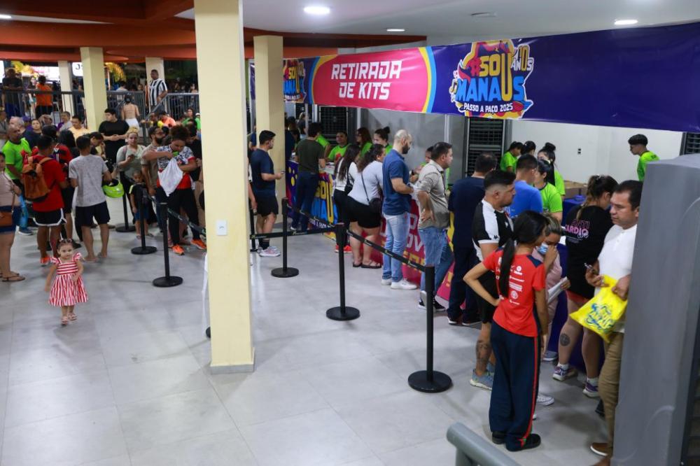 Prefeito David Almeida acompanha entrega de kits da corrida ‘#SouManaus’ com segurança, organização e expectativa do público