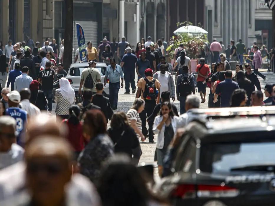 Mais de 6,5 milhões de famílias deixaram linha da pobreza em 2 anos
