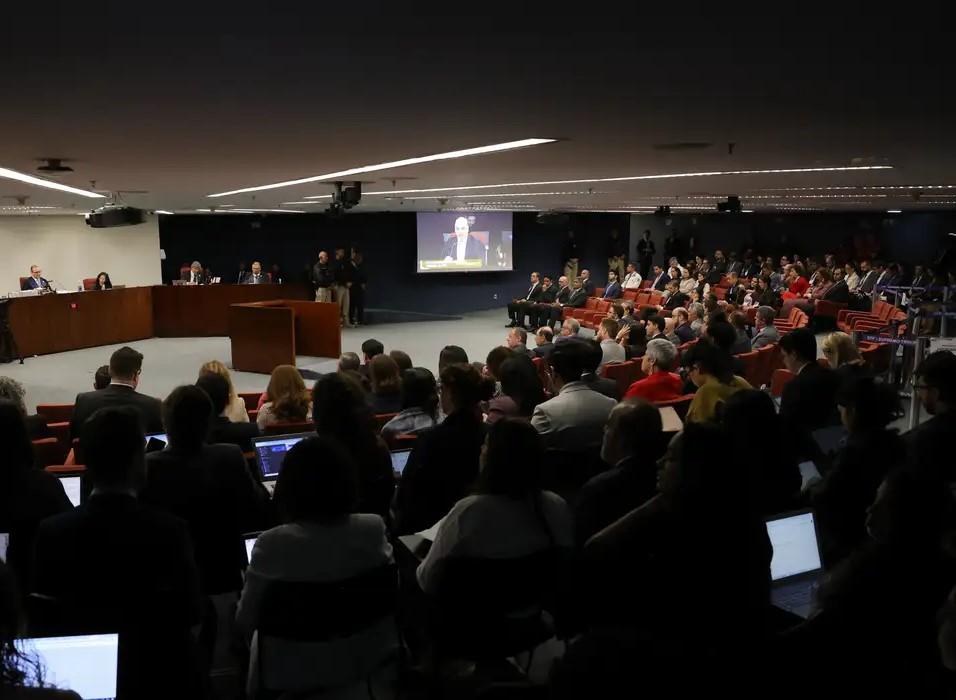 Em voto, Fux diz que ação deveria ter tramitado na primeira instância