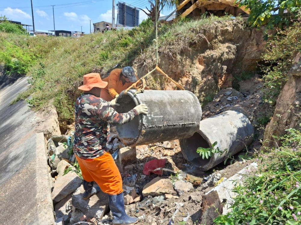 Prefeitura de Manaus implanta novos tubos para reestruturar rede de drenagem comprometida no bairro Alvorada