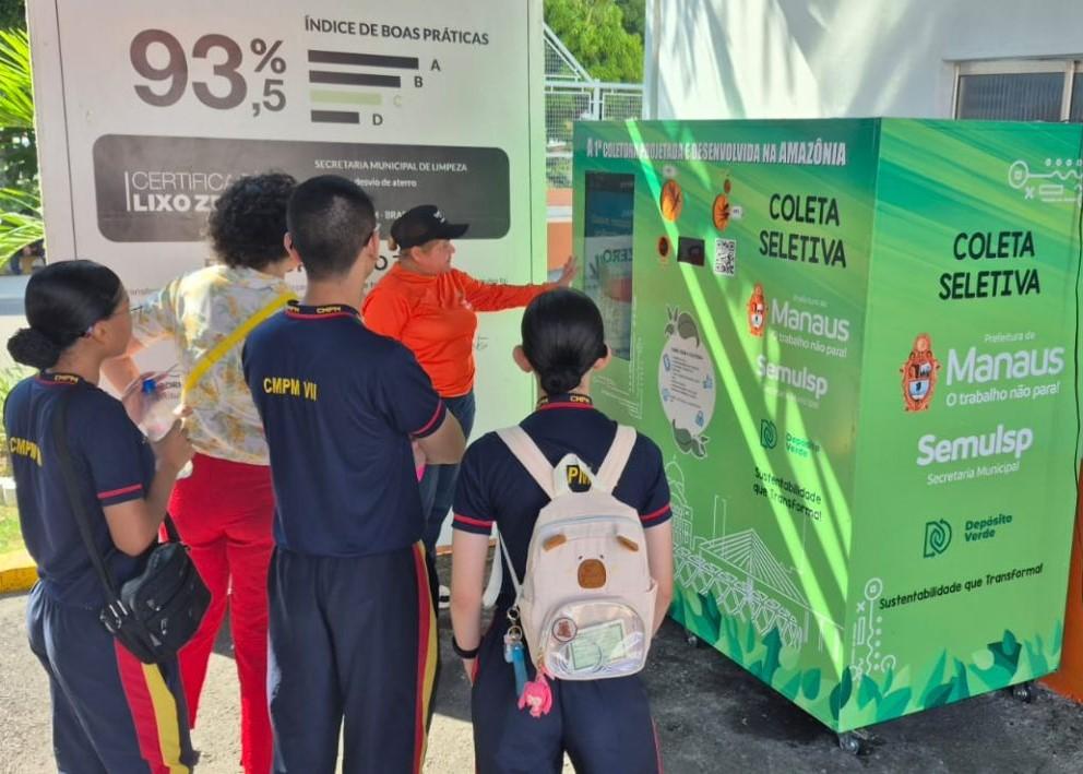 Prefeitura de Manaus recebe jovens cientistas do Colégio Militar da Polícia Militar durante visita à sede da Semulsp