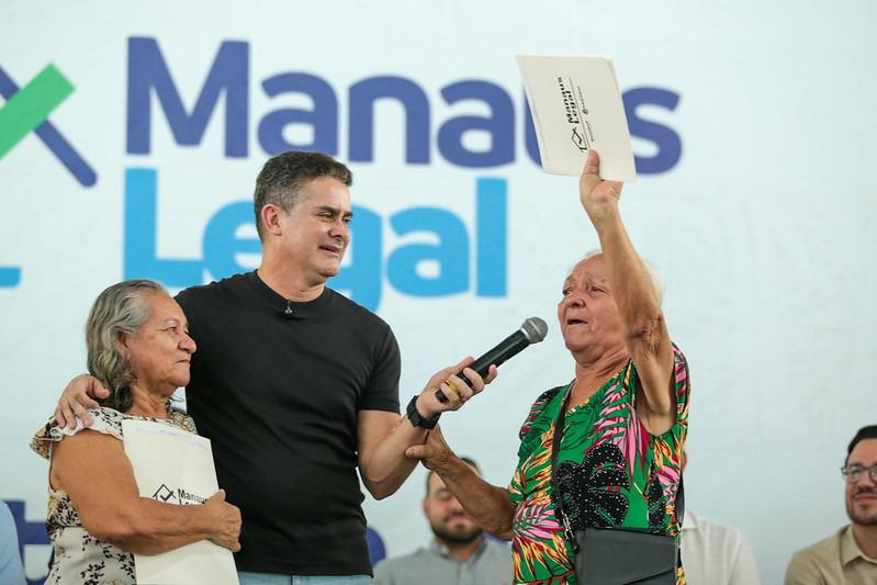 David Almeida realiza entrega histórica no Morro da Liberdade e gestão ultrapassa marca de 12 mil registros de imóveis entregues
