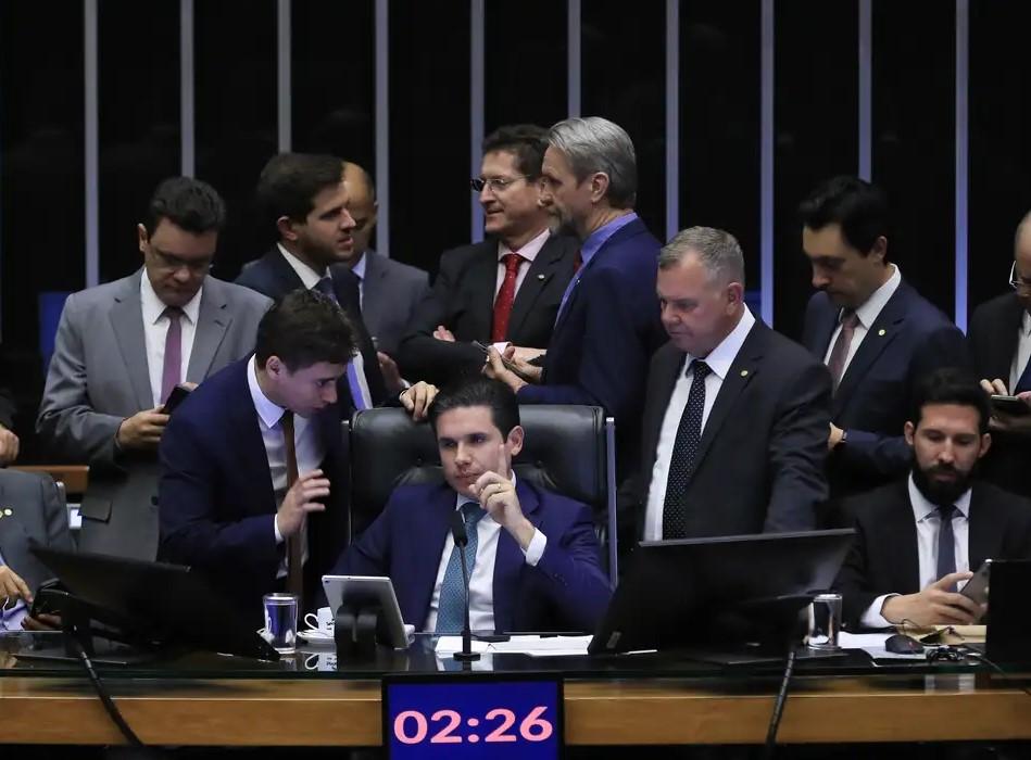 PEC da blindagem é aprovada por deputados e vai ao Senado