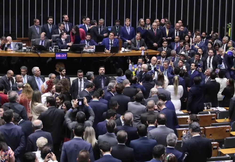 Câmara aprova urgência para projeto de anistia a golpistas