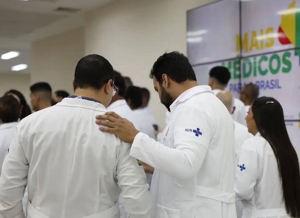 Estudantes de baixa renda de curso de medicina terão ajuda do governo