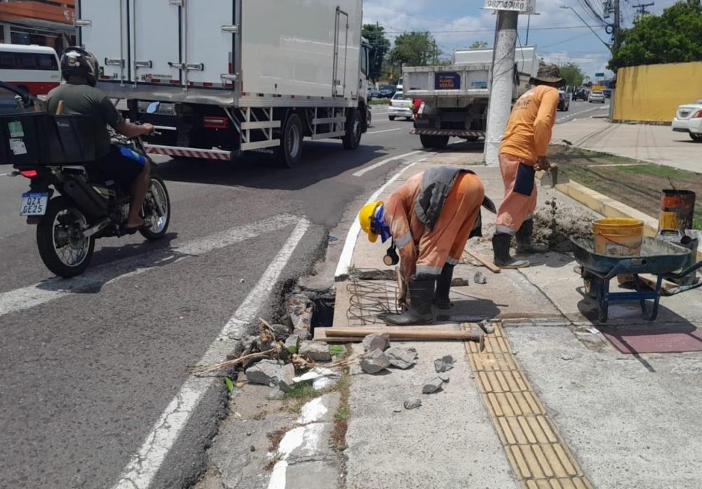 Prefeitura de Manaus recupera drenagem superficial e garante mais segurança na avenida Torquato Tapajós