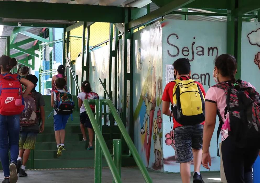 Menos da metade das escolas públicas está ligada à rede de esgoto