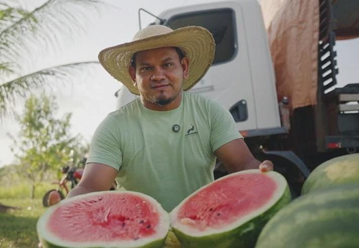 Prefeitura de Parintins destaca comercialização de melancia do Murituba no Mercado Zezito Assayag