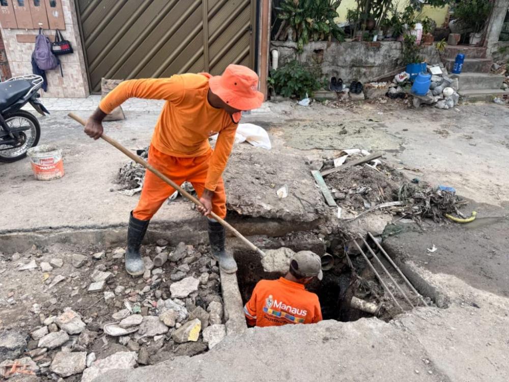 Prefeitura de Manaus desobstrui drenagem e reduz risco de alagamentos no bairro Petrópolis